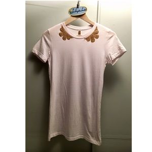 Basic T-shirt with gold glitter collar accents