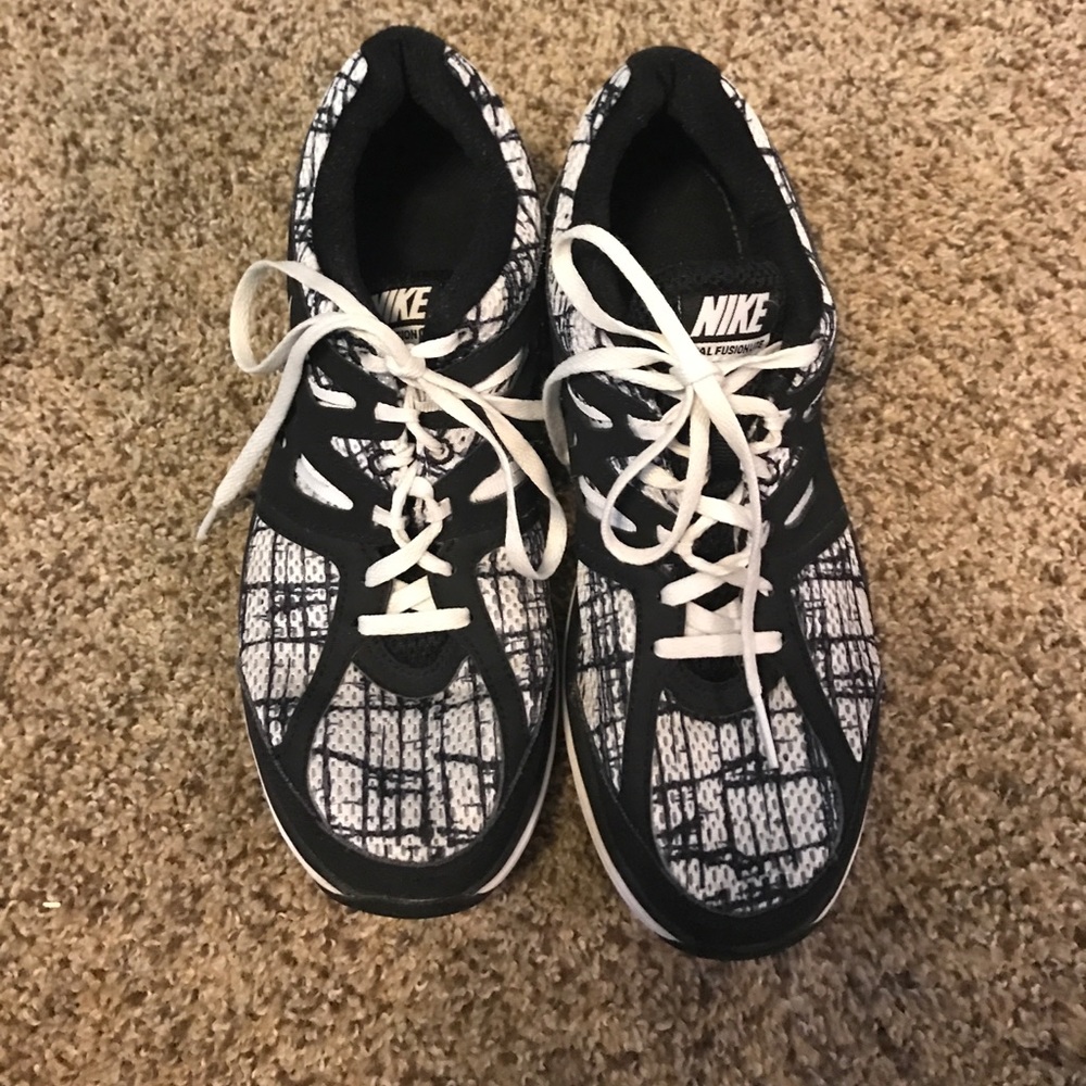 Lightly worn black and white nikes