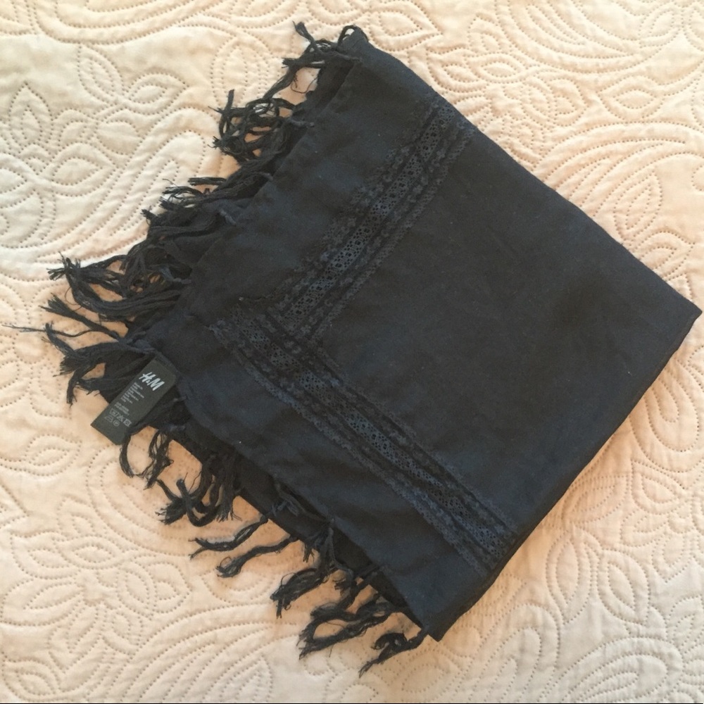 SOLD!!!! H&M Fringe Thin Scarf