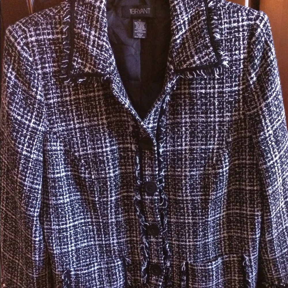 Boucle jacket with buttons and front pockets