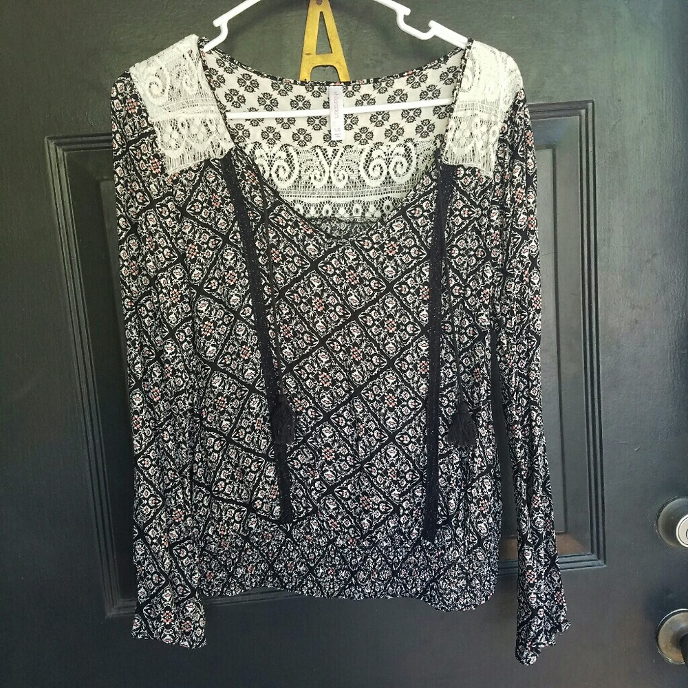 💜 3 FOR $25 💜 Xhilaration Bell Sleeve Top