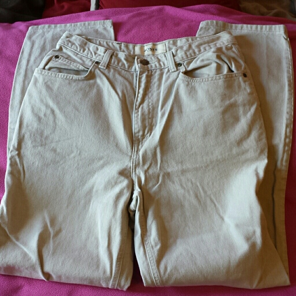 Jones sports jeans Tan in color size 8 excellent