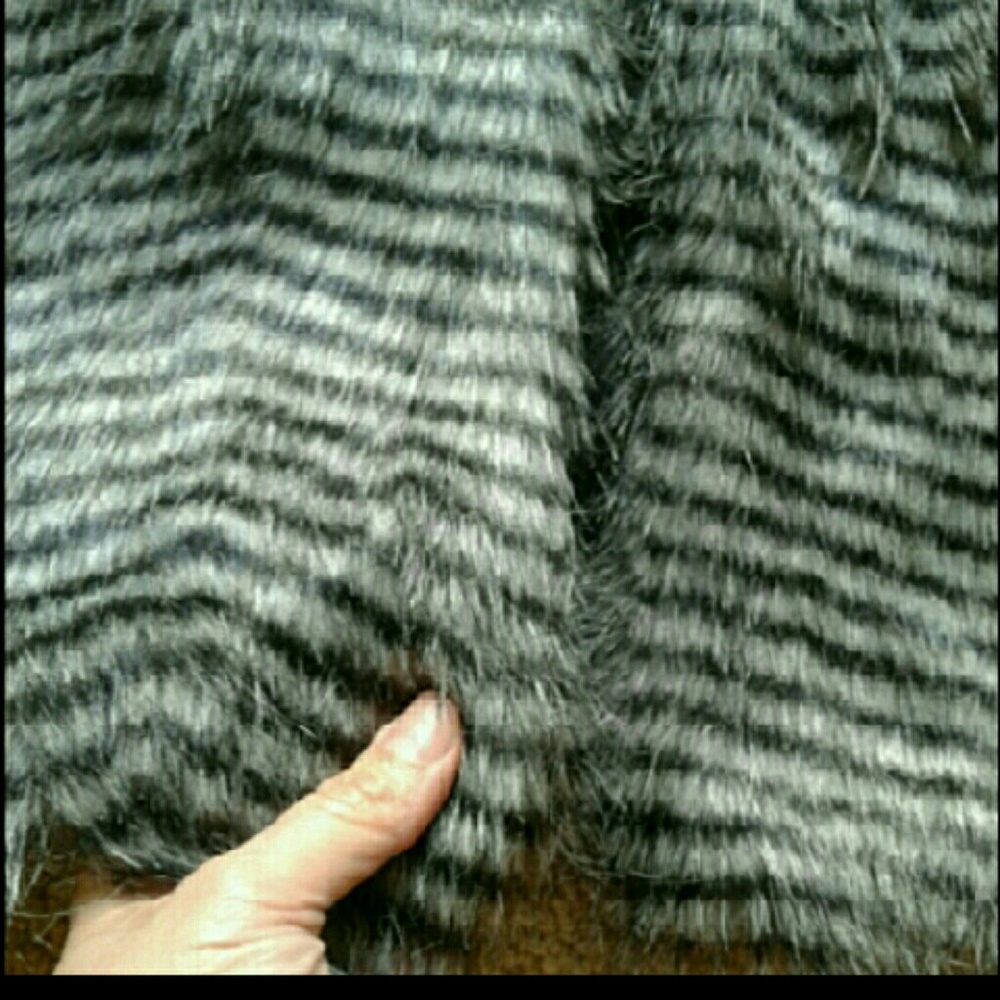 Two-Tone Faux Fur VEST - Picture 6 of 7
