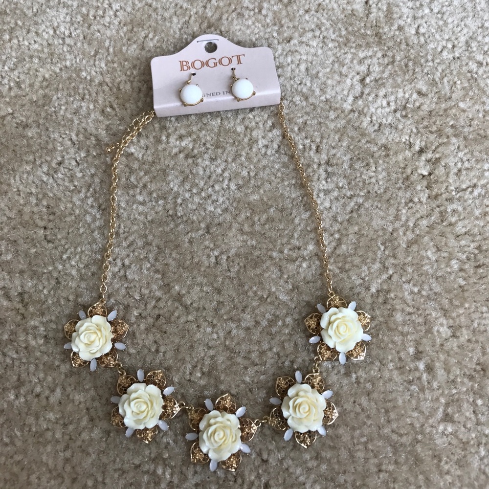 NWT Rose Fashion Necklace