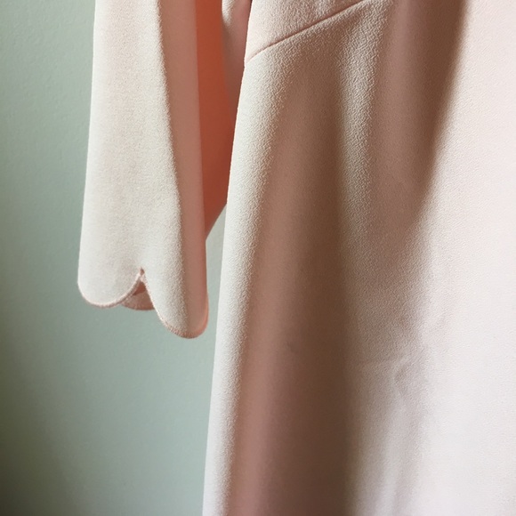 Pink dress with scalloped sleeves and bottom - Picture 2 of 4