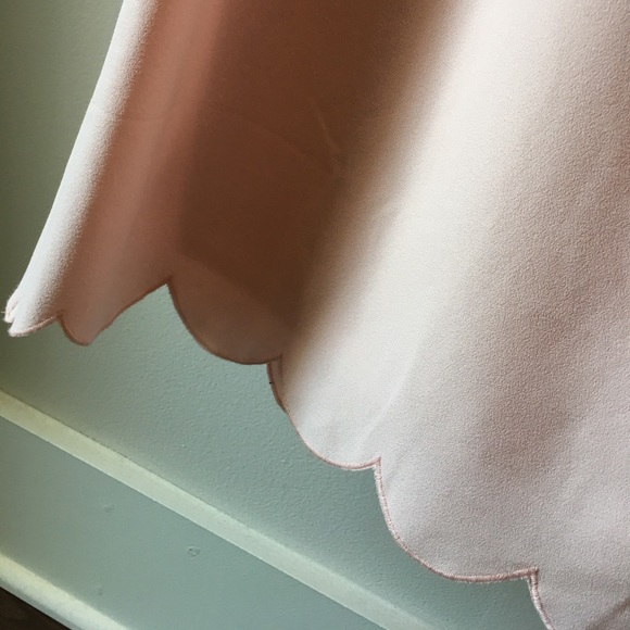 Pink dress with scalloped sleeves and bottom - Picture 3 of 4