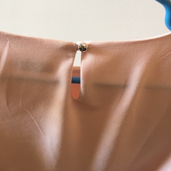 Pink dress with scalloped sleeves and bottom - Picture 4 of 4