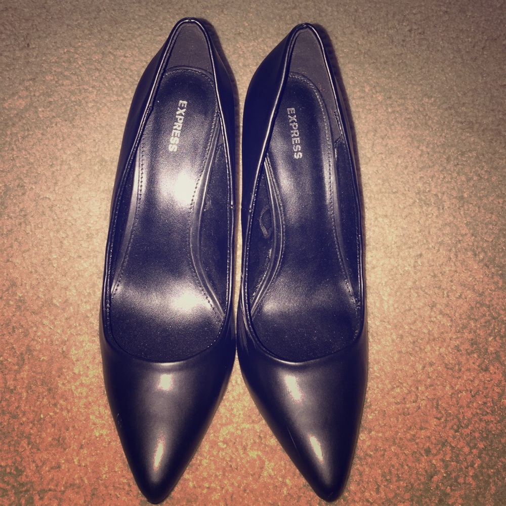 Black Pumps