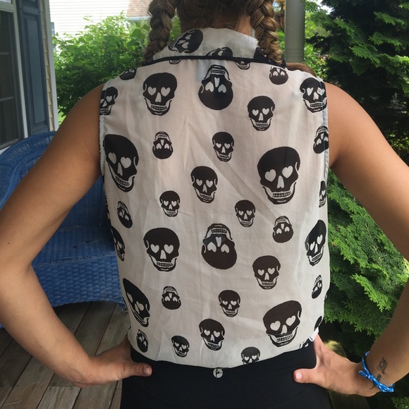 Sleeveless Collared Skull Shirt - Picture 2 of 6