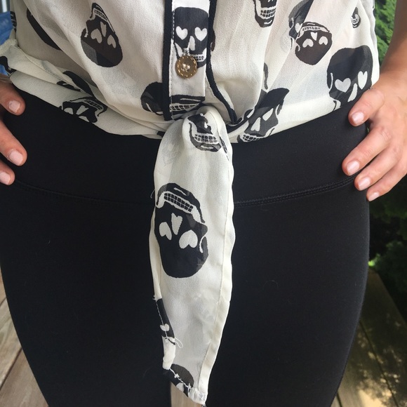 Sleeveless Collared Skull Shirt - Picture 4 of 6