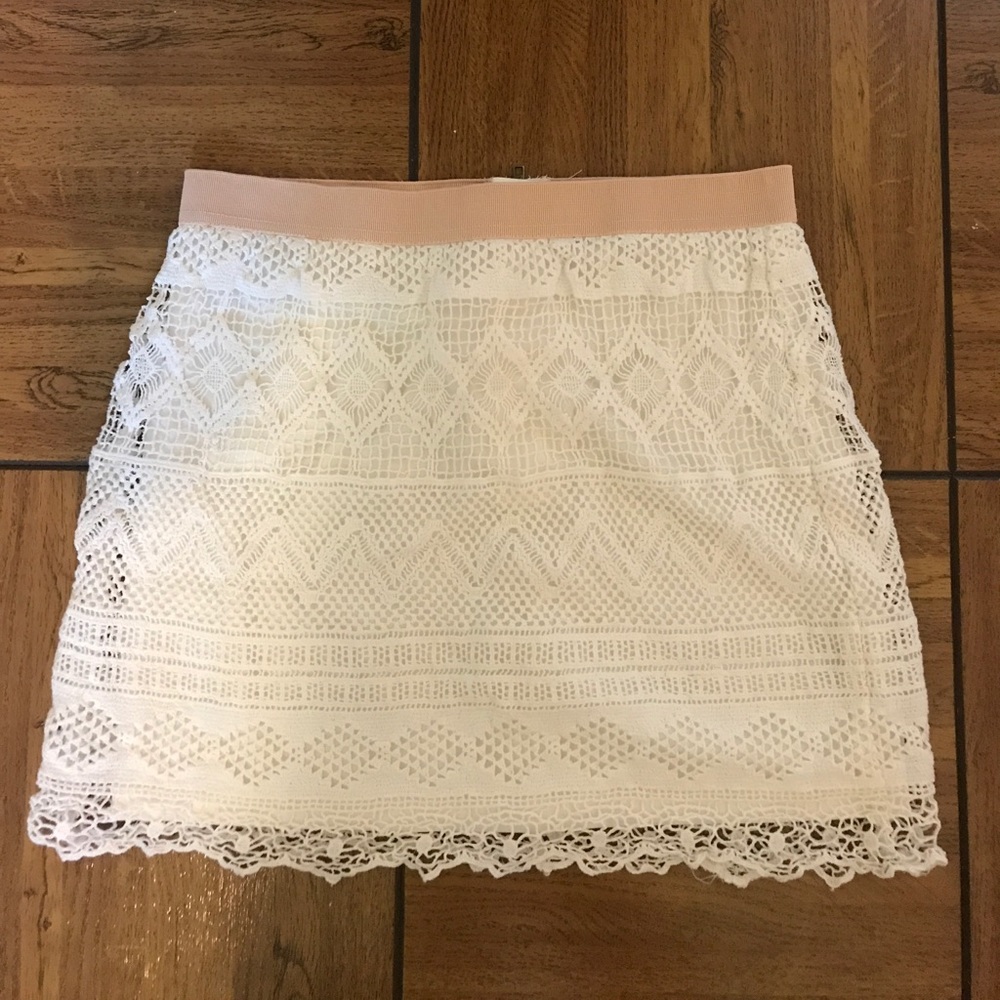AMERICAN EAGLE whit lace pencil skirt