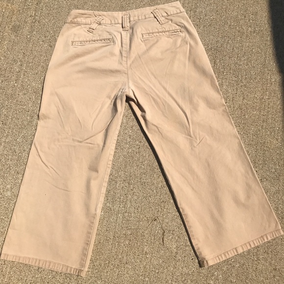 Old navy khaki capris. NWOT. W30 L29 I20 - Picture 3 of 3