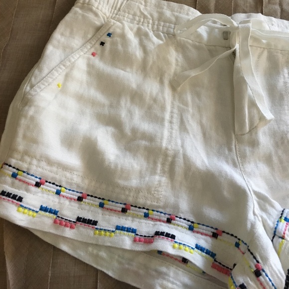 White shorts and cute little pattern at bottom - Picture 2 of 4