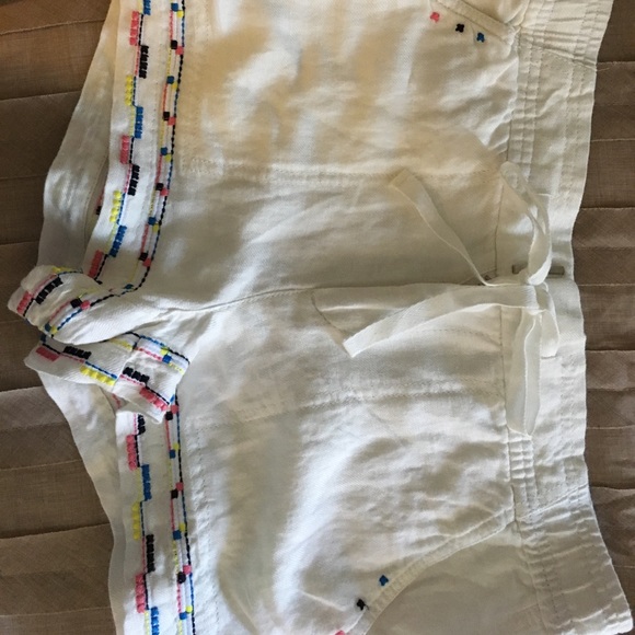 White shorts and cute little pattern at bottom - Picture 3 of 4