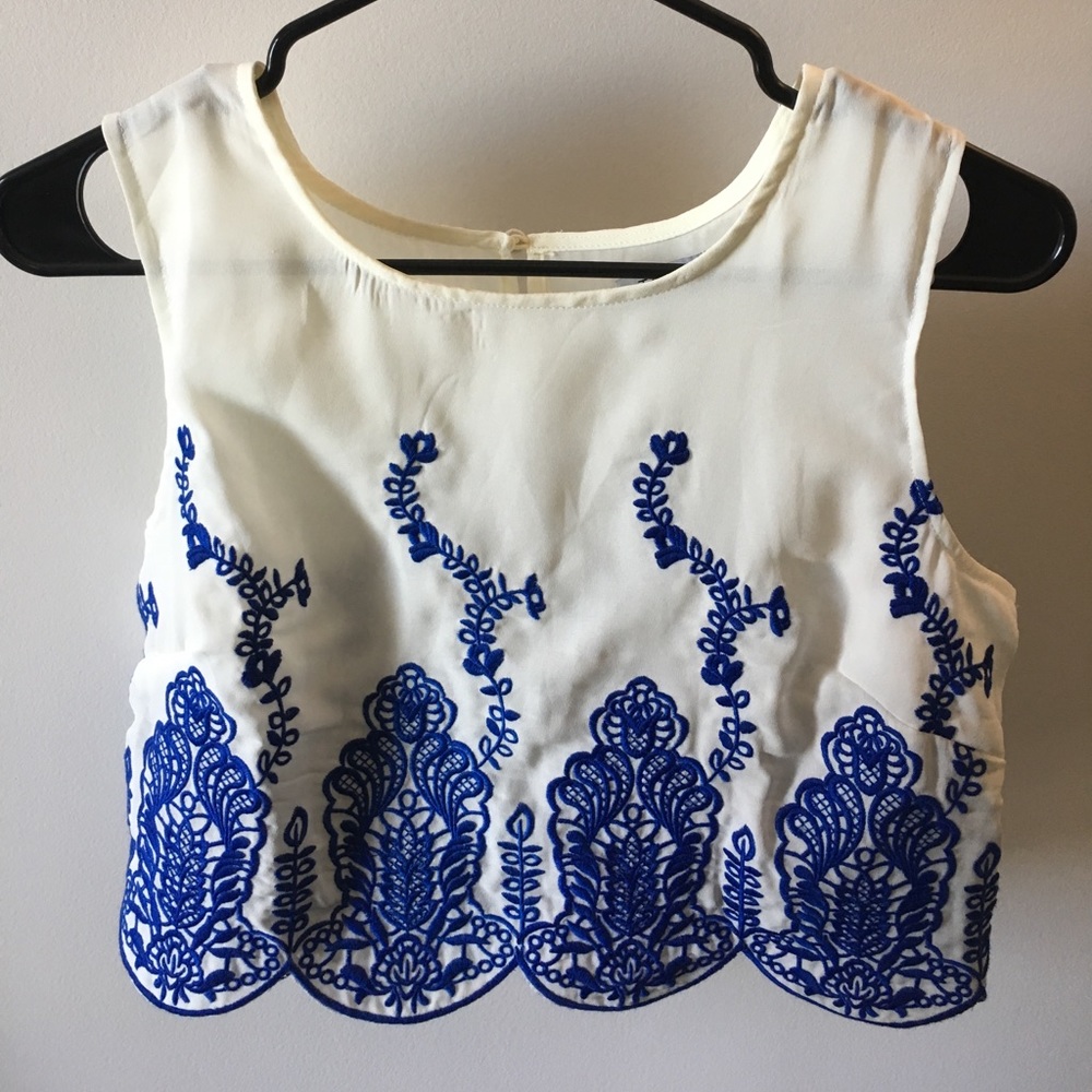 Adorable Tobi crop with scalloped bottom