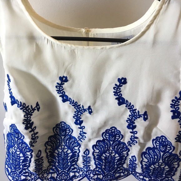 Adorable Tobi crop with scalloped bottom - Picture 2 of 4