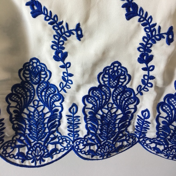 Adorable Tobi crop with scalloped bottom - Picture 3 of 4