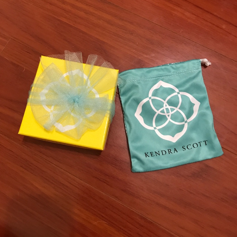 Kendra Scott necklace