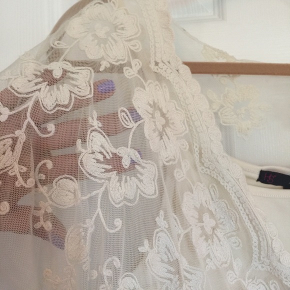 Beautiful romantic blouse - Picture 2 of 5