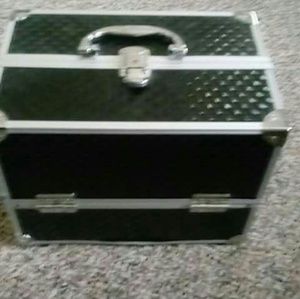 Makeup case that locks and comes with keys