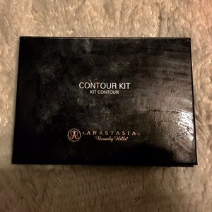 Used Anastasia contour kit!