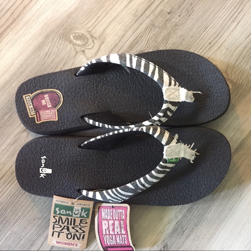 Size 7 Sanuk yoga wildlife flip flops