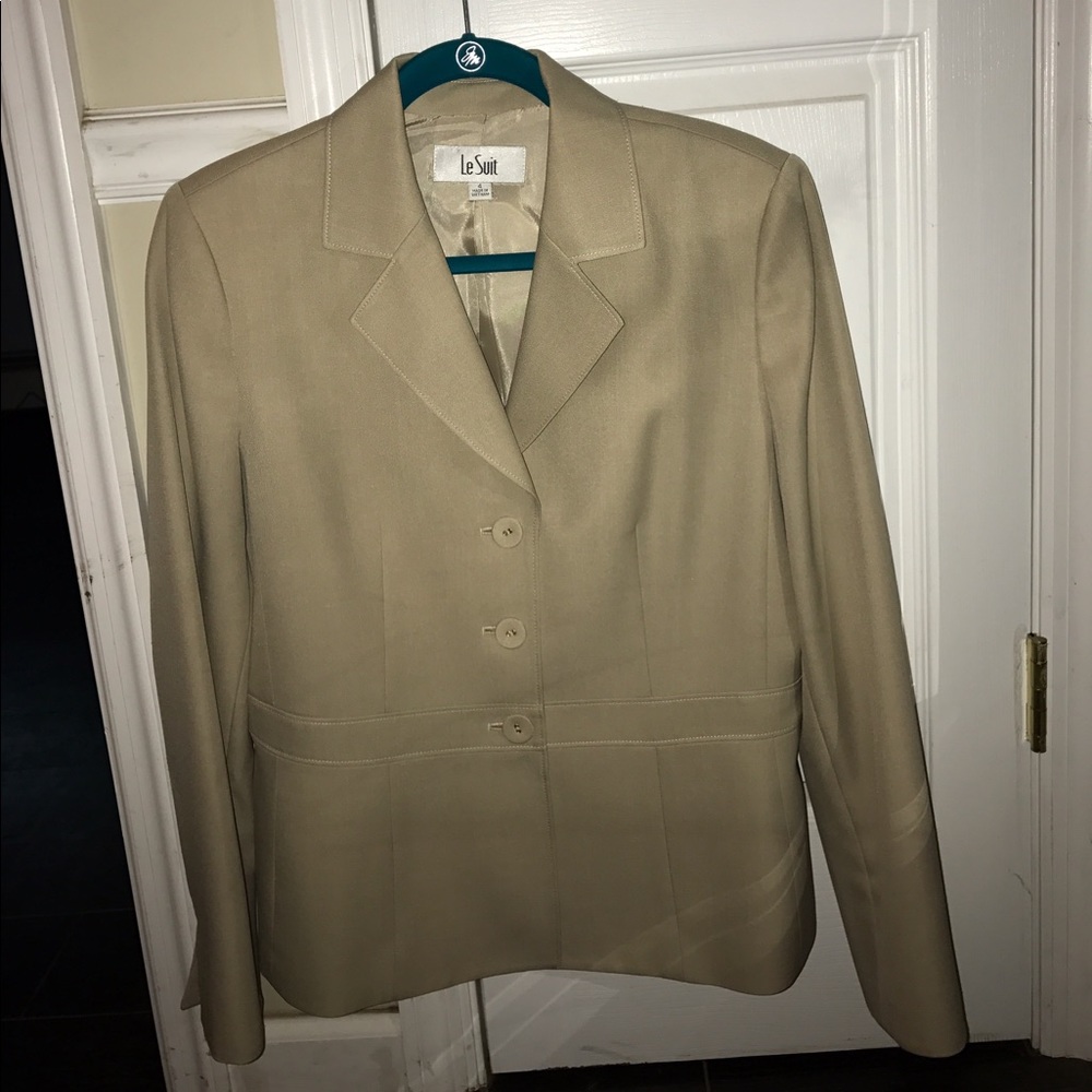 Le Suit Womens tan pant suit size 4 jacket & pants
