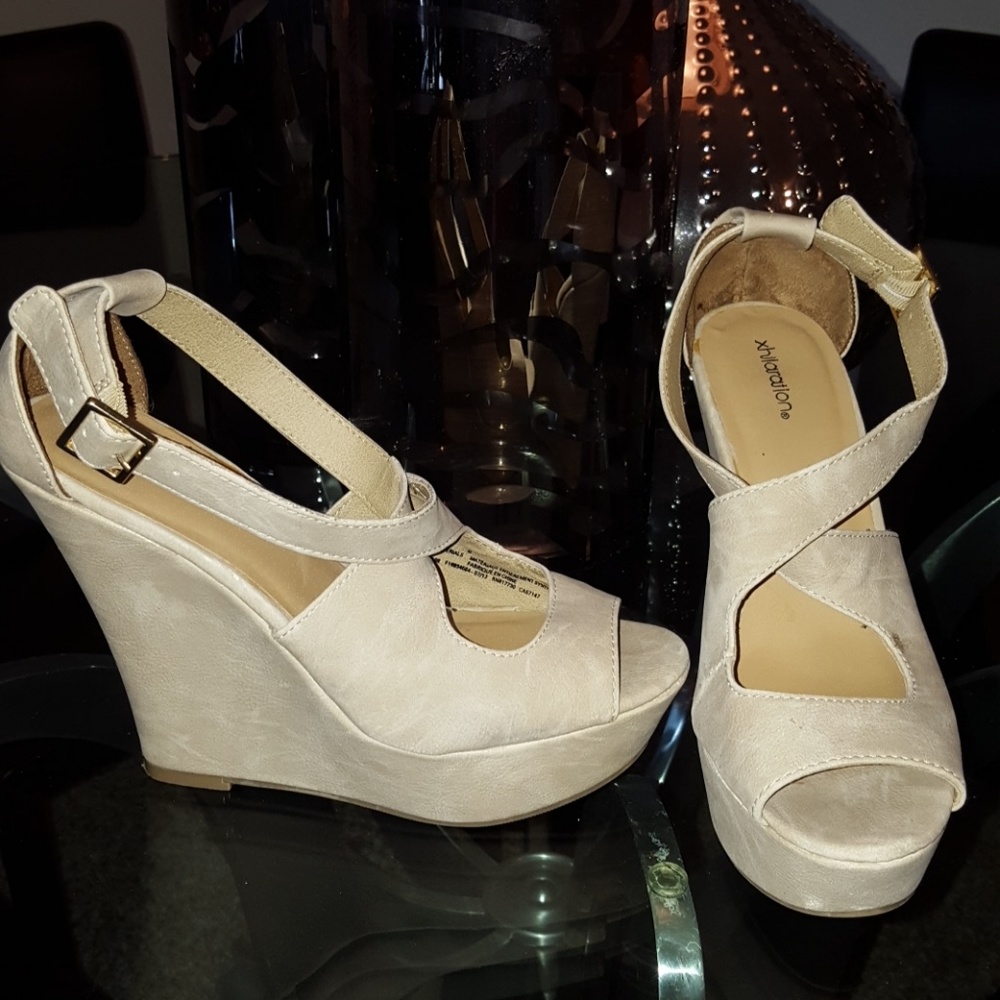 Xhilaration tan wedges