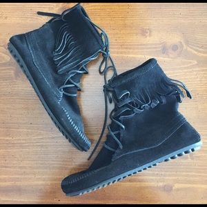 Minnetonka fringe moccasin tramper boot