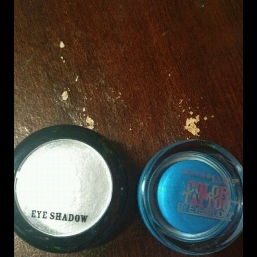 Bundle of 2 eyeshadows.