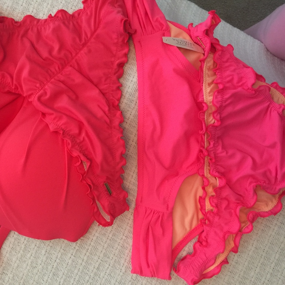 ISO tops for these, Need L or 34DD/DDD or 36DD
