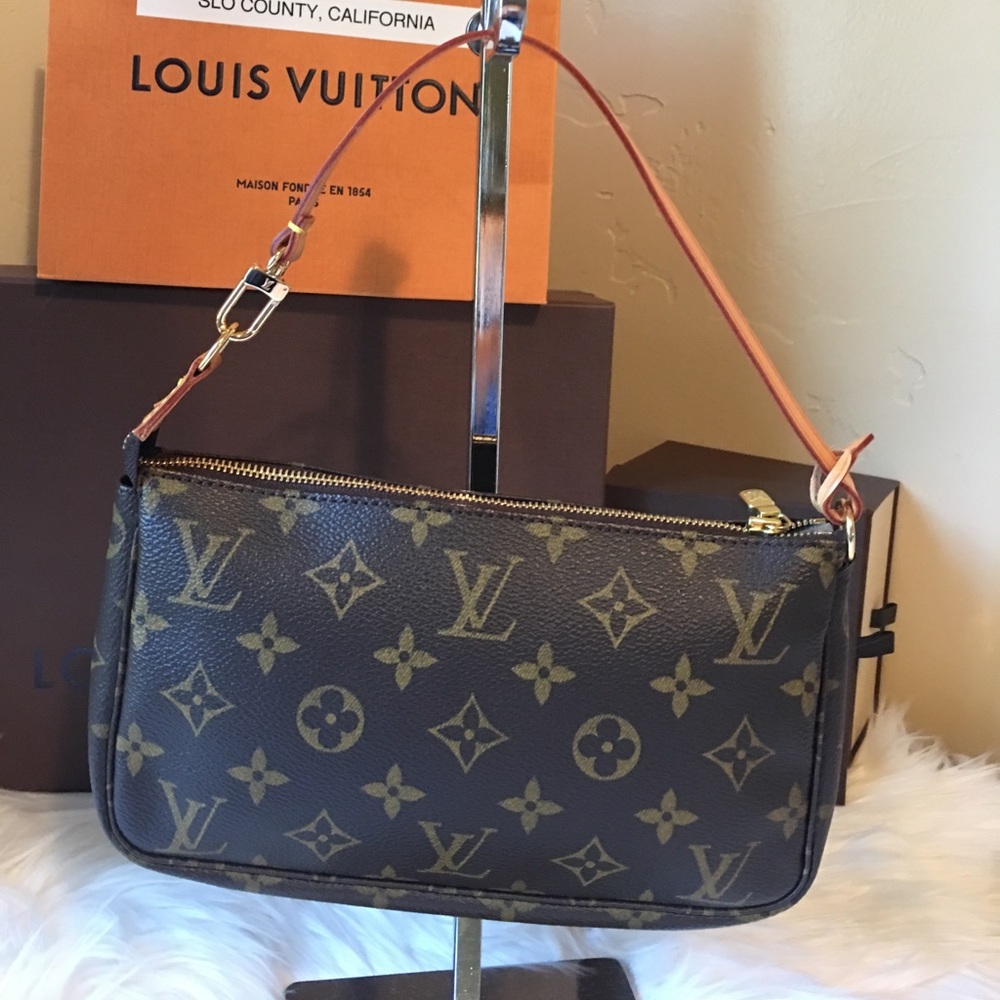 Authentic LV Pochette monogram