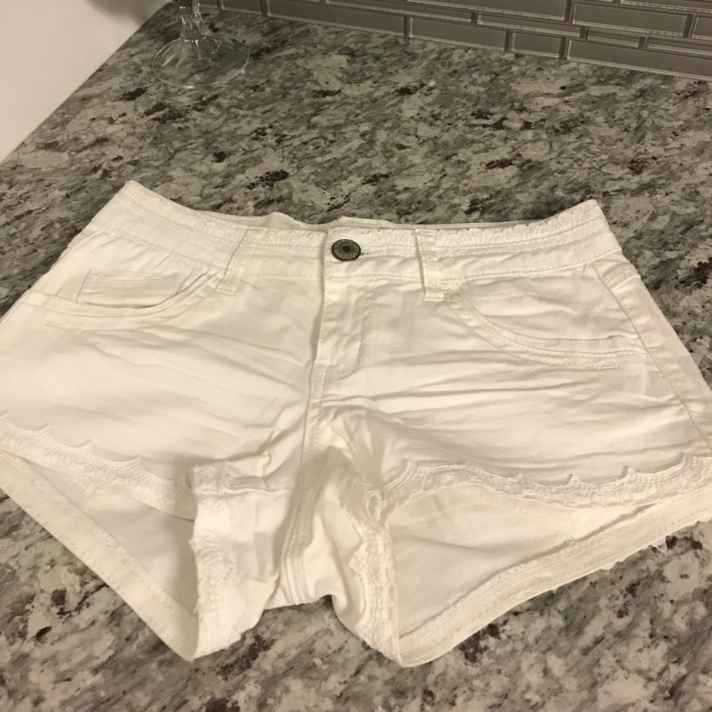 Size 3 Jolt White Stretch Shorts 🌹🌹