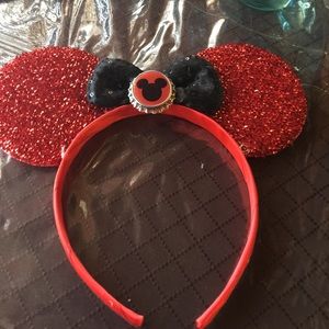 Sparkley Minnie Mouse bow simple and cute!