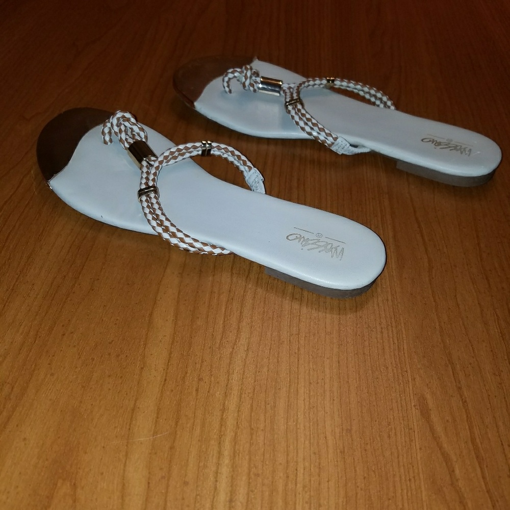 Mossimo brown and beige flip flops
