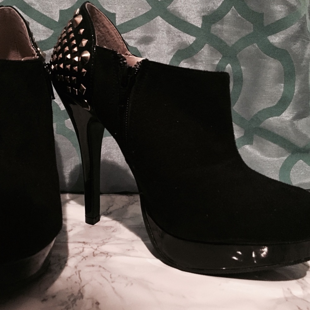 GOLD STUDDED HEEL BOOTIES