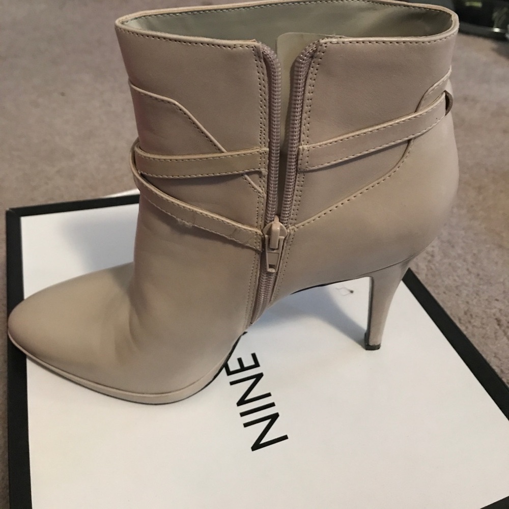 Nine West Ivory ankle boot with side zipper