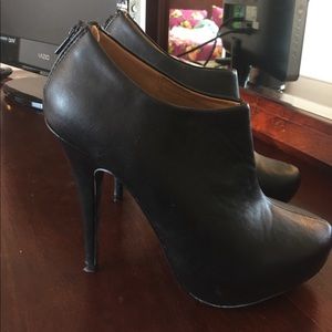 Black bootie heels!
