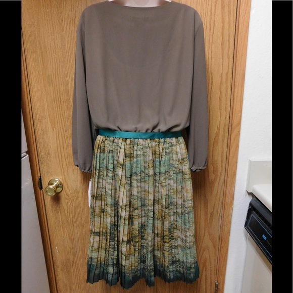 Glamorous Brown/Green Dress W/Pleated Design &Belt - Picture 2 of 5