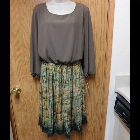 Glamorous Brown/Green Dress W/Pleated Design &Belt - Picture 3 of 5