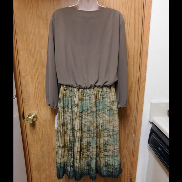 Glamorous Brown/Green Dress W/Pleated Design &Belt - Picture 4 of 5
