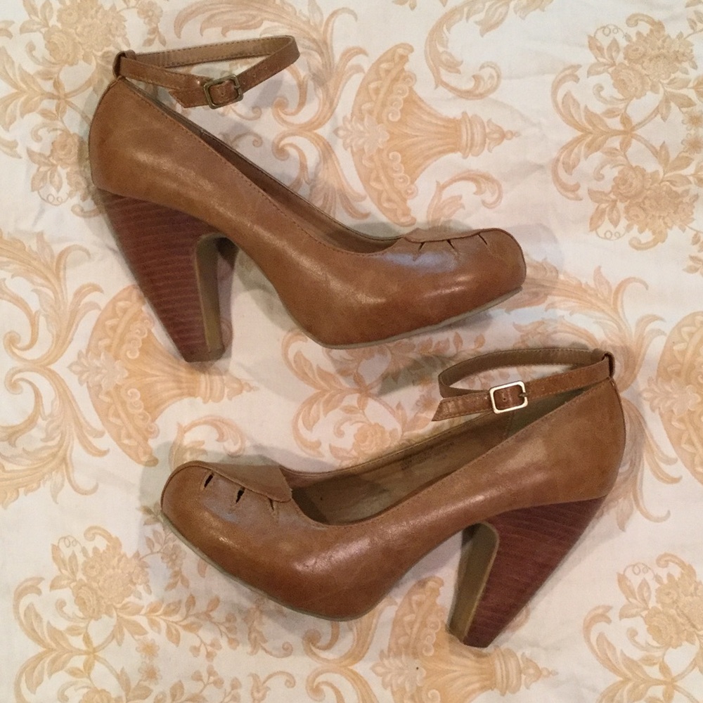 Ziti Soho Raleigh Heels - Size 9