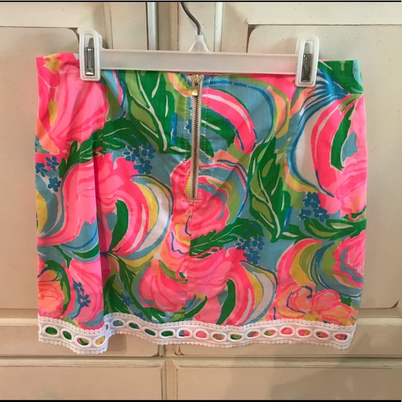 LILLY PULITZER SKIRT NEVER WORN - Picture 2 of 3