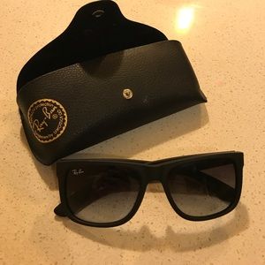 Ray-Ban Justin 55. Matte black, rubber finish