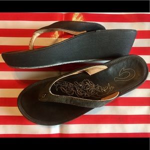 Olukai Paniolo Wedges size 8