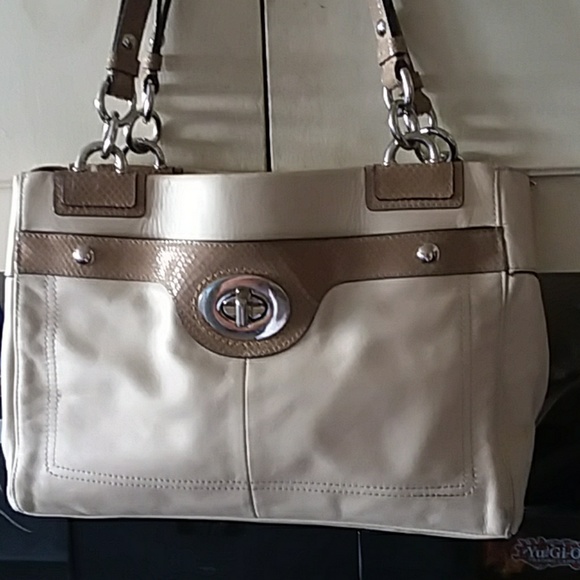 Gorgeous Coach Purse. - Picture 1 of 7