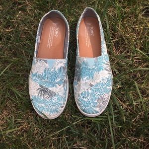 Toms slip on shoes size 7