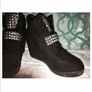 SILVER STUDDED SNEAKER WEDGE