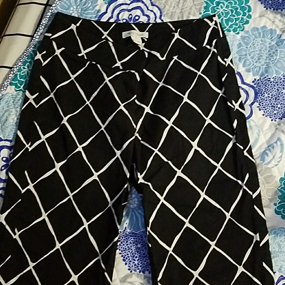 Size 6 white House Black Market shorts