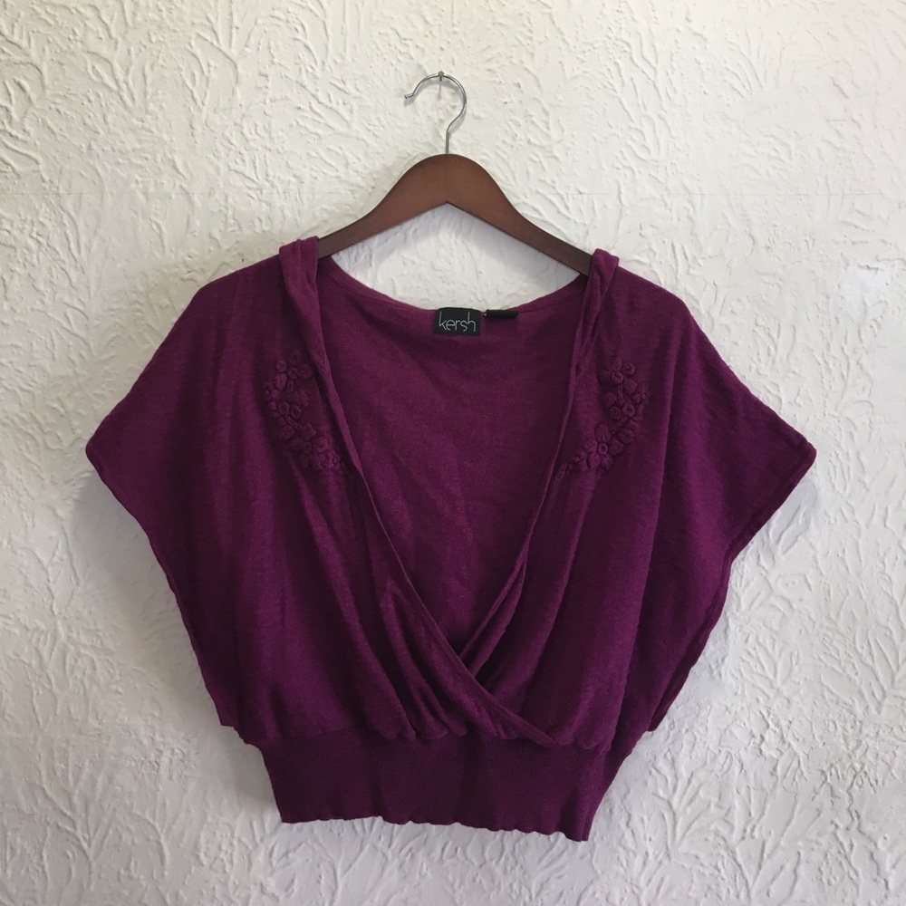 Sleeveless crop top sweater with hood